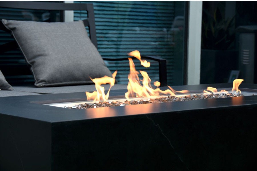 керамические столы с газовым камином на открытом воздухе