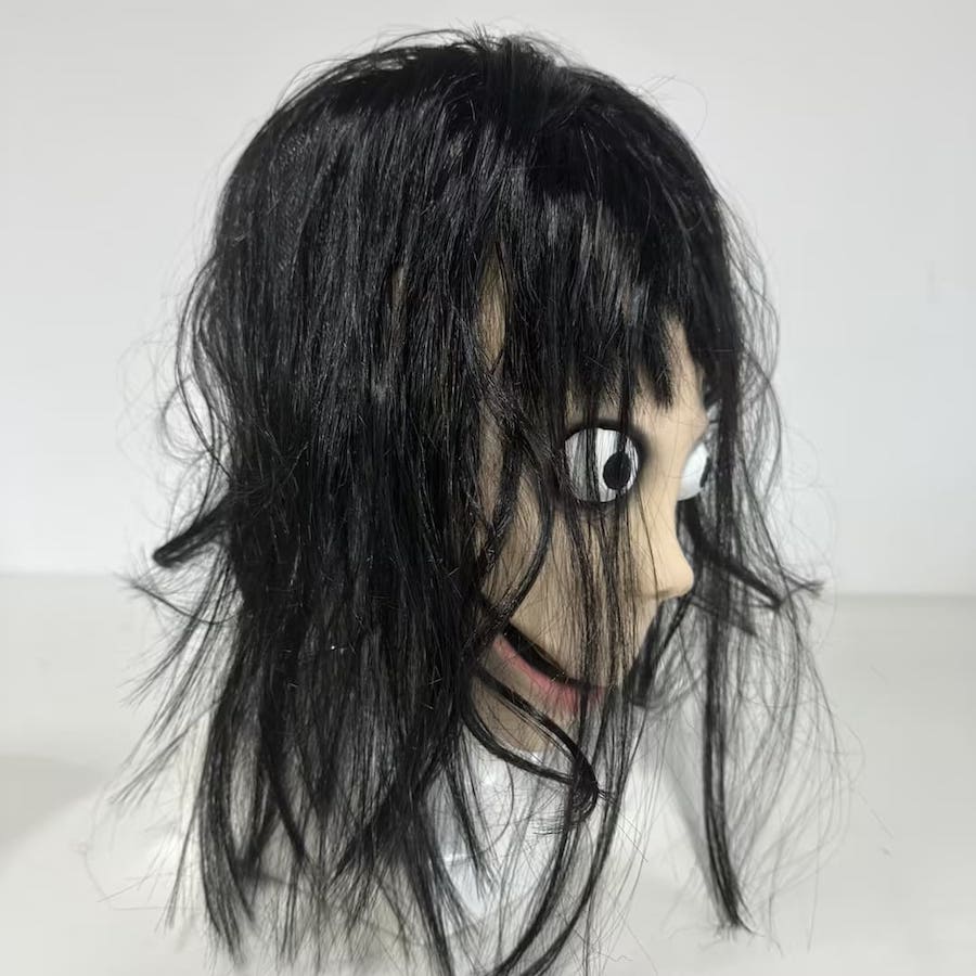 Страшная маска для лица девочки (кукла) Момо