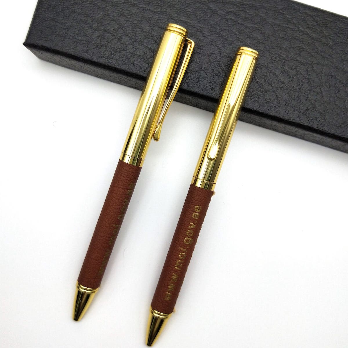 Роскошная золотая ручка с кожей