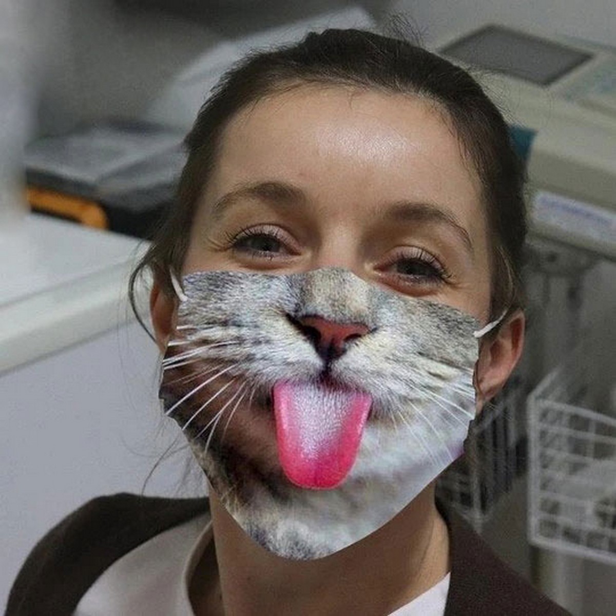 маска на лицо котёнку с языком