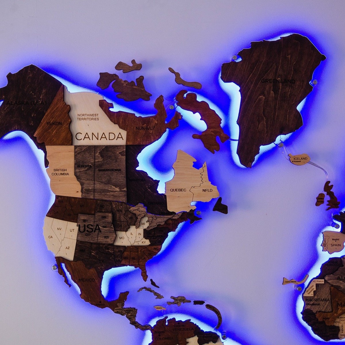 деревянная карта мира с подсветкой на стене