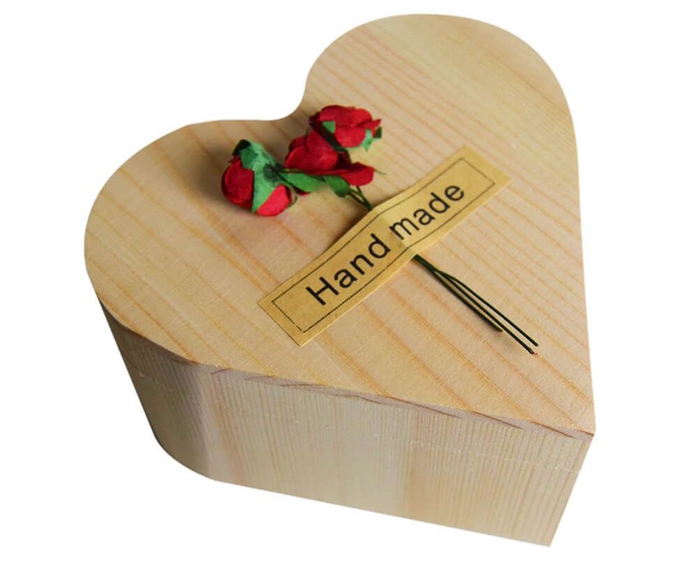 роза в коробке в форме сердца из дерева