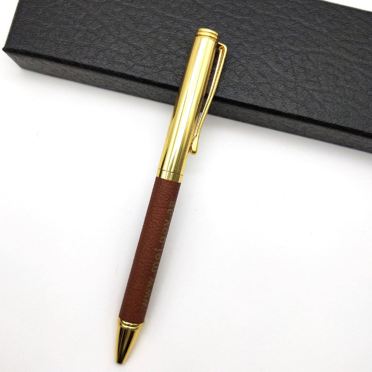 роскошная подарочная ручка с кожаной поверхностью
