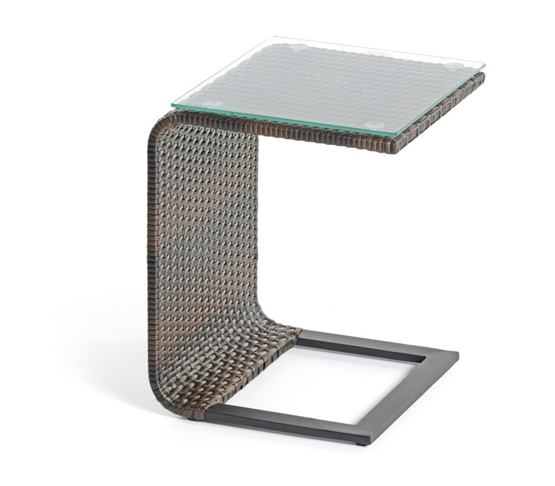 Дизайнерский стол из ротанга для сада уникален и современен.
