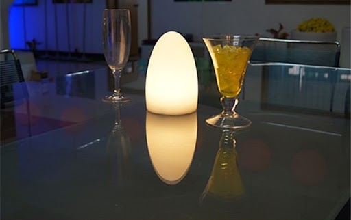 стильный свет на столе - яйцо