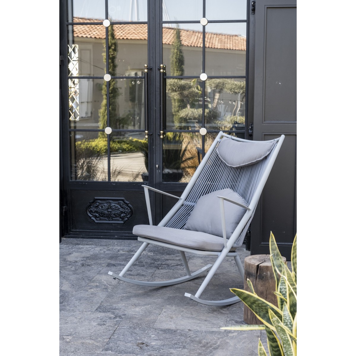 кресло-качалка на террасе металл алюминий сад