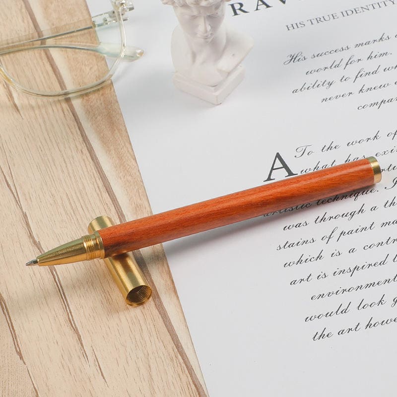 золотая ручка с деревянным рисунком