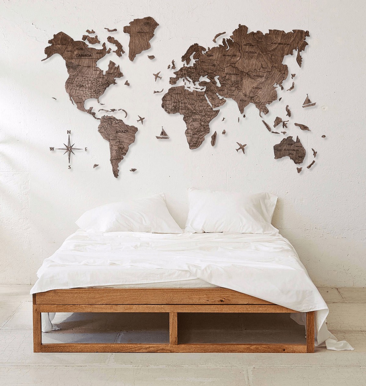 деревянная карта мира на стене