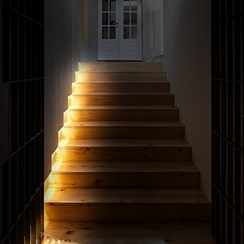 Ориентационный свет на лестнице привел полосу
