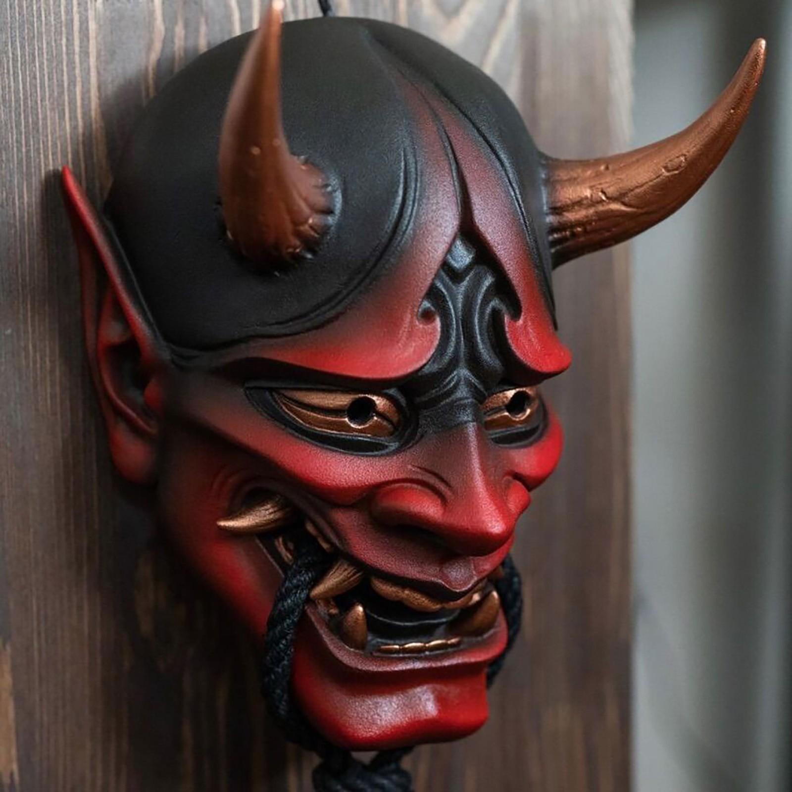 Маска японского демона на карнавальном лице