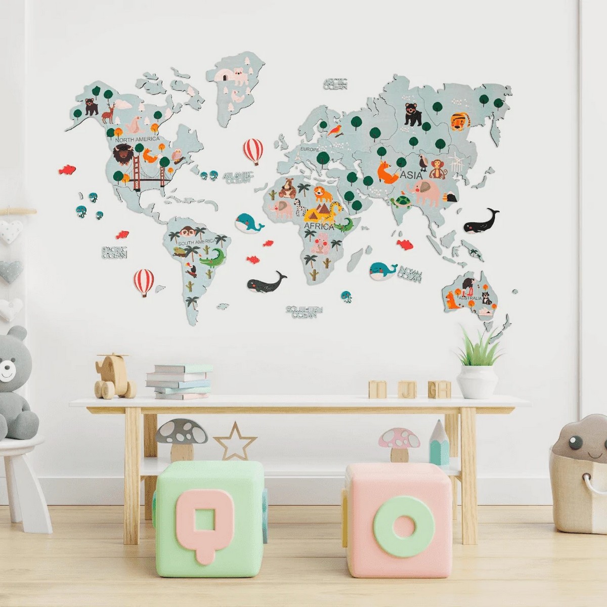 Детская деревянная карта мира на стене