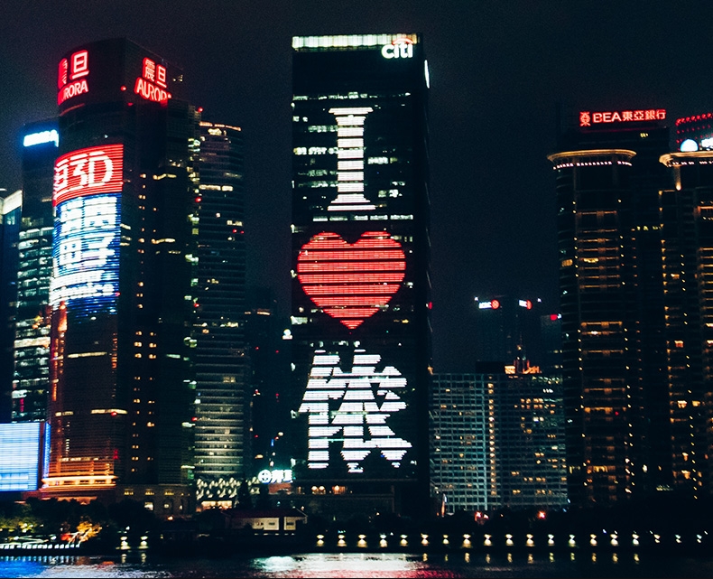 проекция логотипа на небоскребы, здания, стены, землю