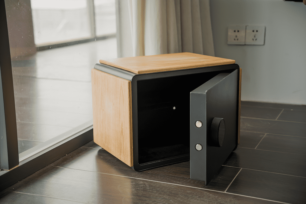 деревянный мини-сейф с булавкой или приложением для смартфона